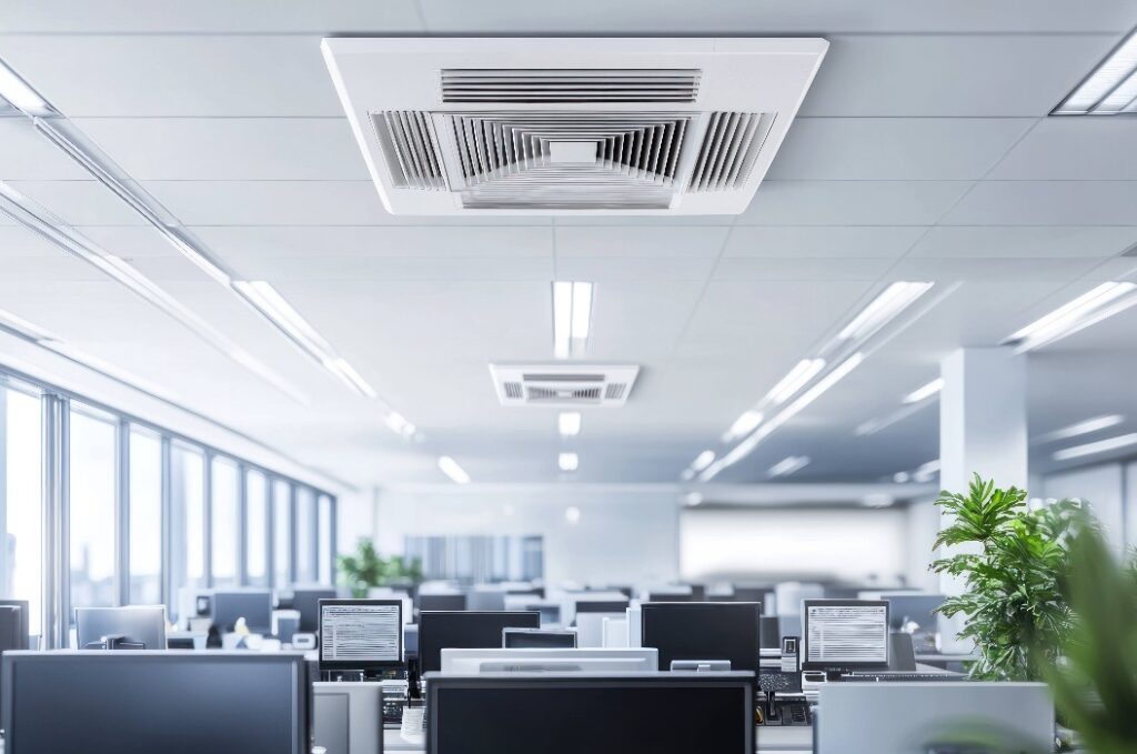 Moderne Büroeinrichtung mit Klimaanlagen und Computerschreibtischen, die eine produktive Atmosphäre schaffen.