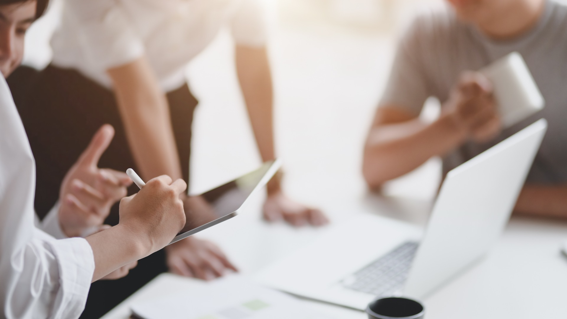 Ausschnitt eines jungen Unternehmerteams, das gemeinsam den Plan bespricht