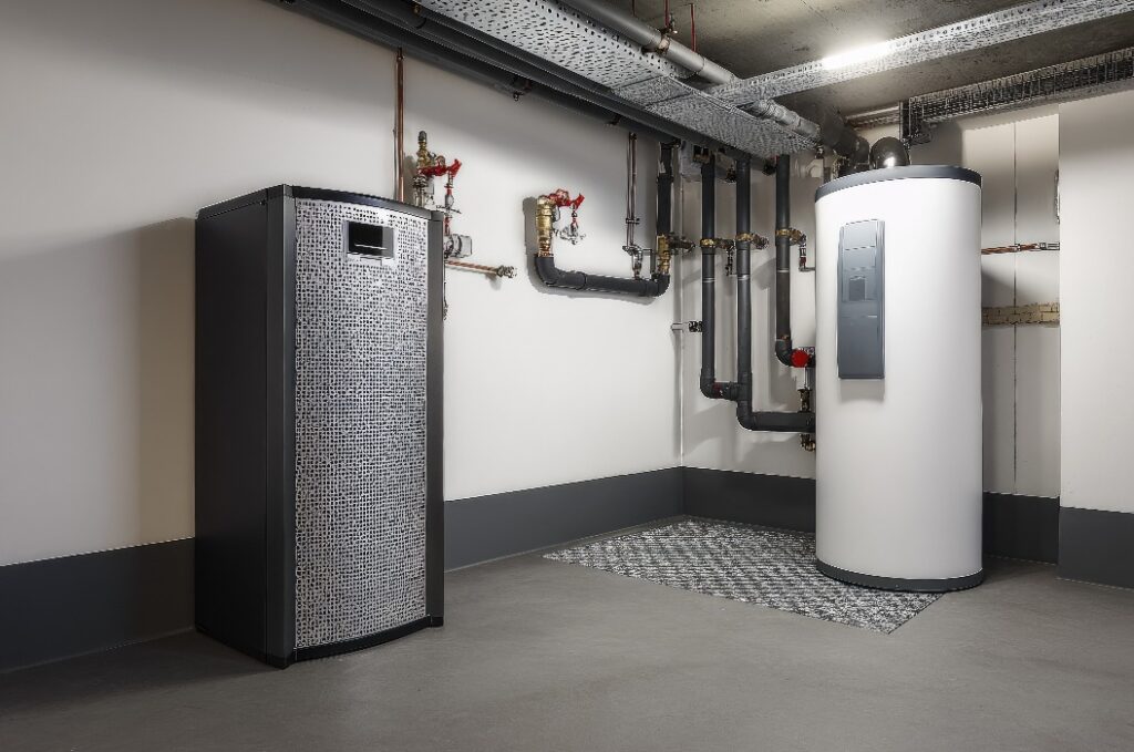 Effizientes Heizsystem für Ihr Haus: Installationsanleitung für Wärmepumpe und Wassertank im Keller