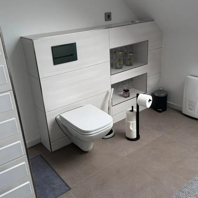 Modern Badezimmer mit hängendem WC, Regalen mit Dekoration und hellem Fliesenboden