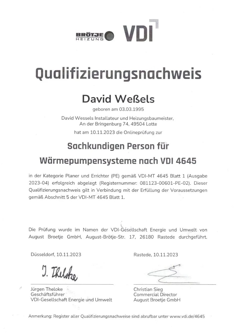 David Wessels lächelt leicht auf diesem Zertifikat mit schwarzem Text auf weißem Grund