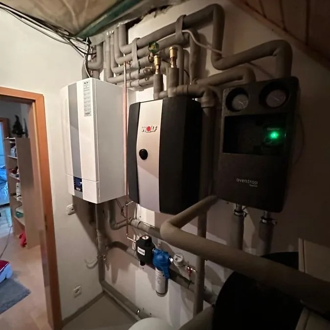 Ein modern eingerichteter Heizungsraum mit mehreren Steuergeräten und Rohren in Grau