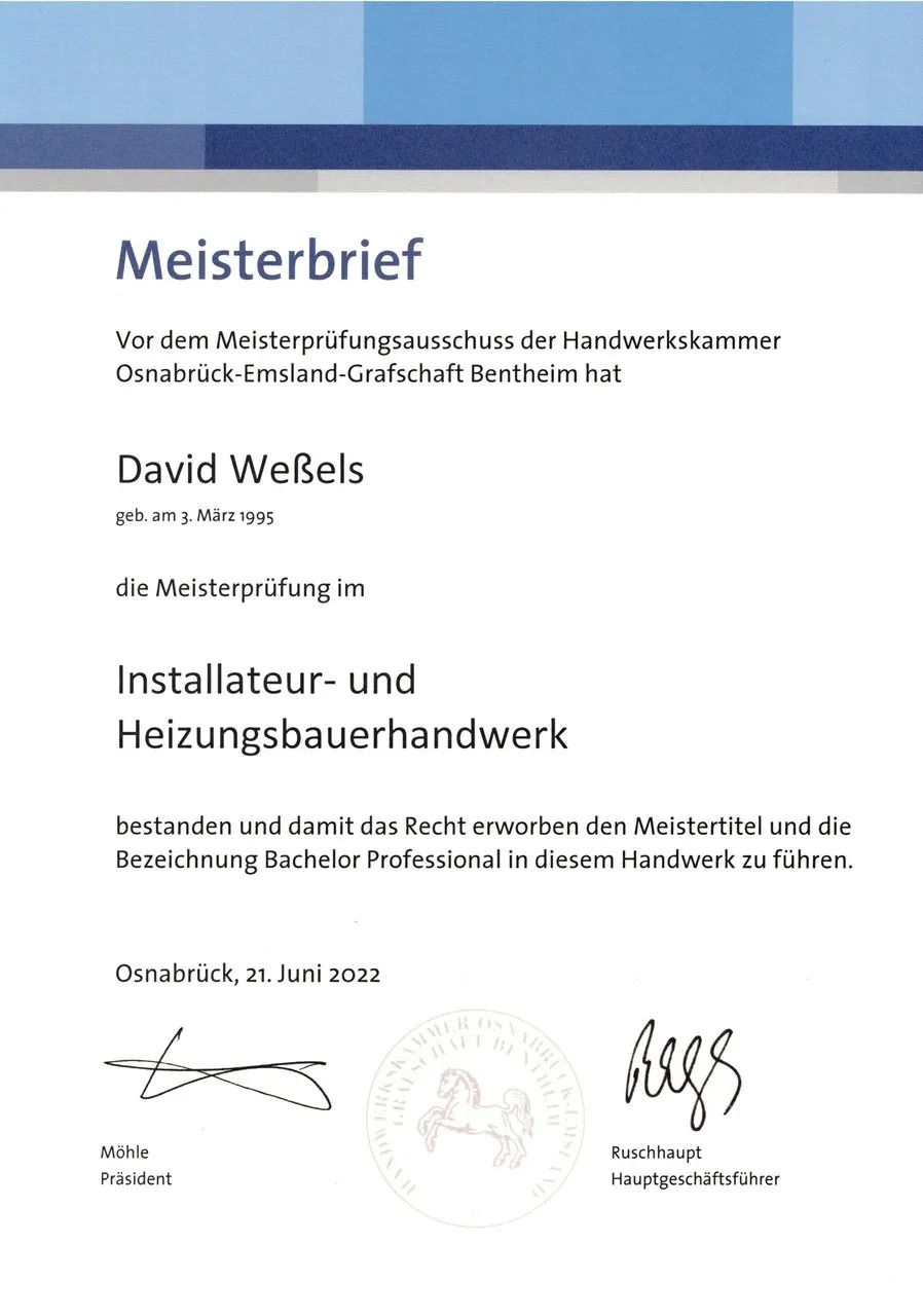 David Weßels lächelt leicht auf einem offiziellen Zertifikat mit blauem Schriftzug