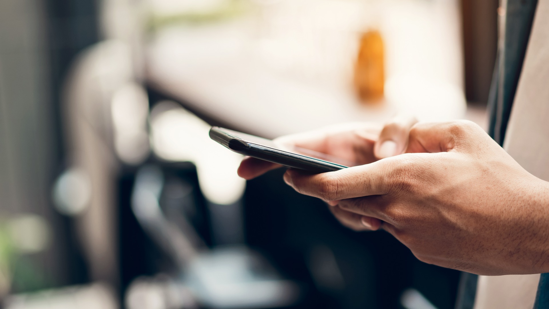 Mann bei der Verwendung eines Smartphones, in der Freizeit. Das Konzept der Nutzung des Telefons ist im täglichen Leben unerlässlich.