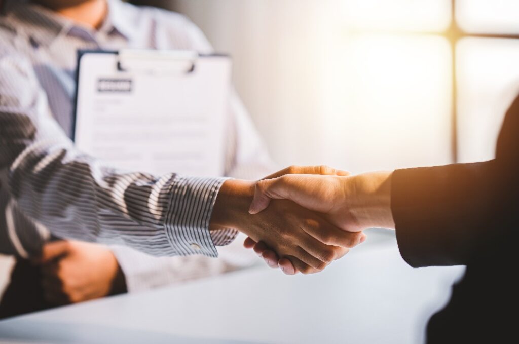Vorstellungsgespräch, Händeschütteln, Arbeitszusage und Lebenslauf an die Mitarbeiter senden.
